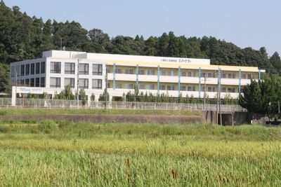自然に囲まれた外観