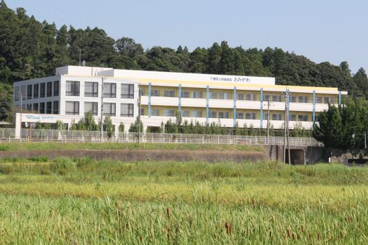 自然に囲まれた外観