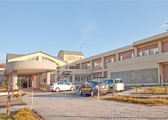 駐車場のある建物外観