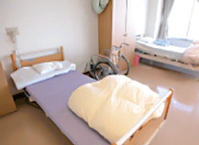 ベッドと車椅子の居室