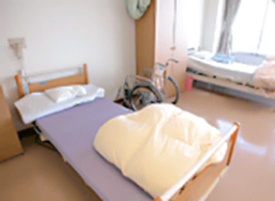 ベッドと車椅子の居室