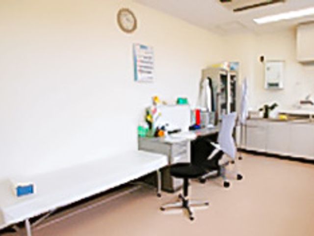机と椅子のある部屋 機能訓練室 広々とした空間で、リハビリや作業支援がしやすい環境が整っています。