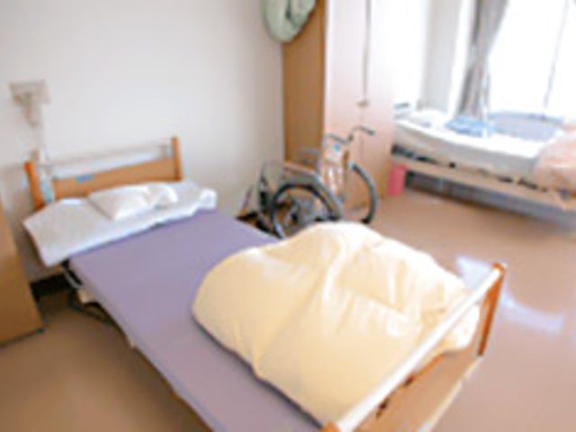 明るい居室 居室 自然光が差し込む居室で、車椅子がスムーズに配置されています。ベッドの上は整然としています。
