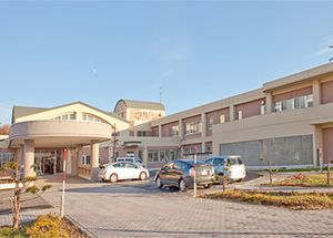 周囲の自然に囲まれた施設外観  