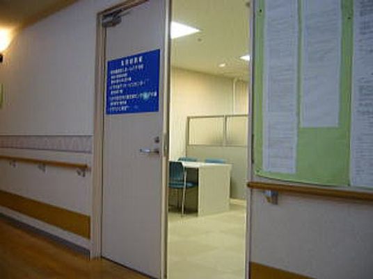 明るい廊下と案内板のある入口  