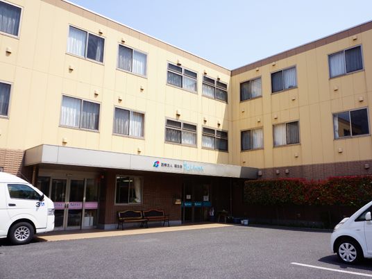 黄色い建物の外観