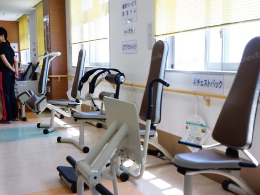 リハビリ機器が並ぶ部屋