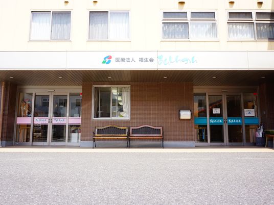 明るい施設のエントランス