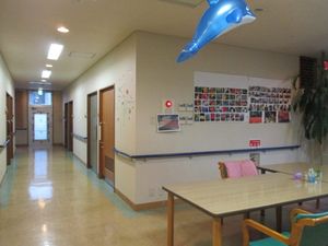 明るい廊下と談話机  