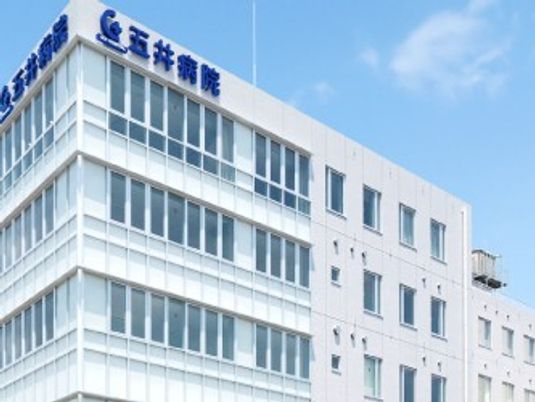 白い建物の外観  