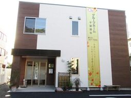 明るい外観の建物エントランス