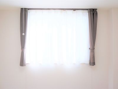 明るい窓辺のカーテン