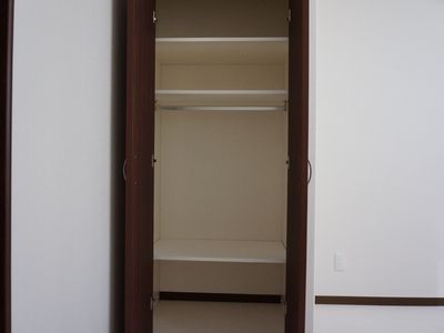 茶色の開いたクローゼット