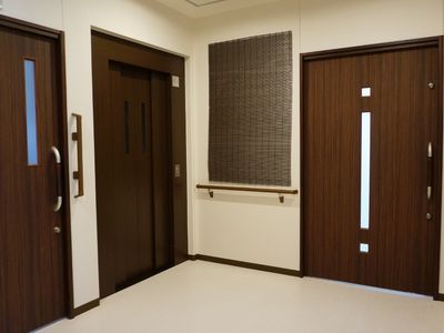 廊下の木目調のドア