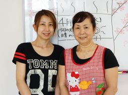 笑顔のスタッフ二人