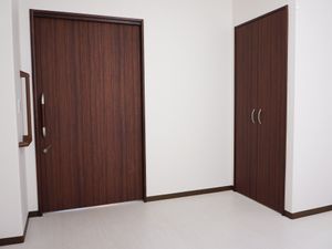 清潔感あふれる木目の扉