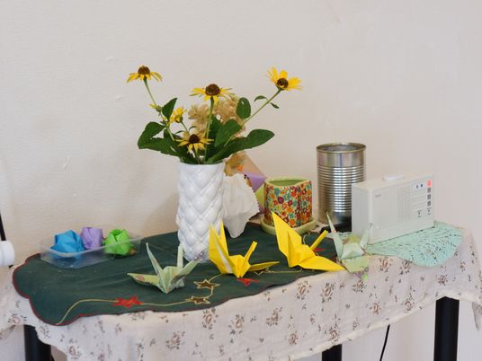 折り紙と花の装飾テーブル