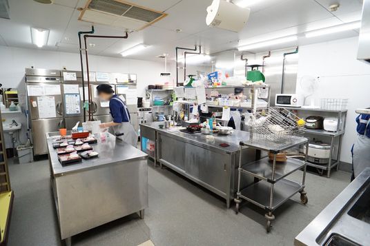 施設のキッチン作業風景