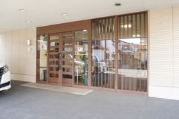 エントランスの明るい景観