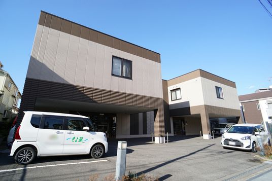現代的な外観の建物