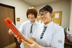 笑顔のスタッフ二人