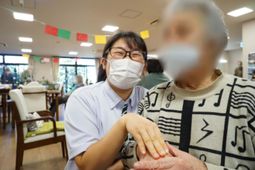 スタッフと利用者の和やかな様子