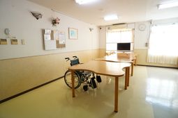 車椅子がある明るい部屋