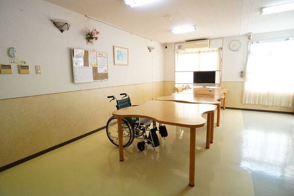 車椅子がある明るい部屋