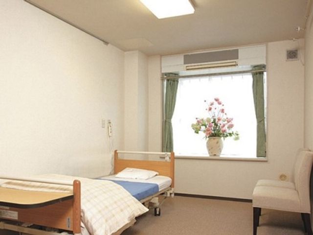 居心地の良い居室の様子 居室 窓辺に花が飾られた明るく清潔な個室です。快適な空間作りを大切にしていますので、ご利用者様にも満足いただけます。