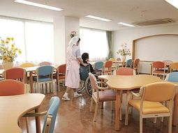 明るい食堂と看護師