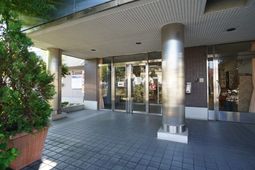 明るいエントランス風景