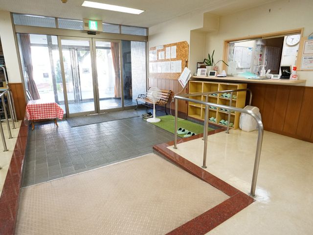 明るいエントランスホール 玄関 開放感のあるエントランスで、心地よい出迎えが期待できます。安全な手すりも完備しています。