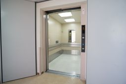 広々としたエレベーター空間