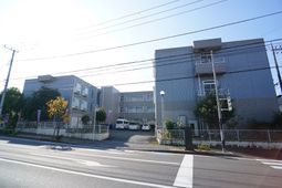 明るい日差しの外観