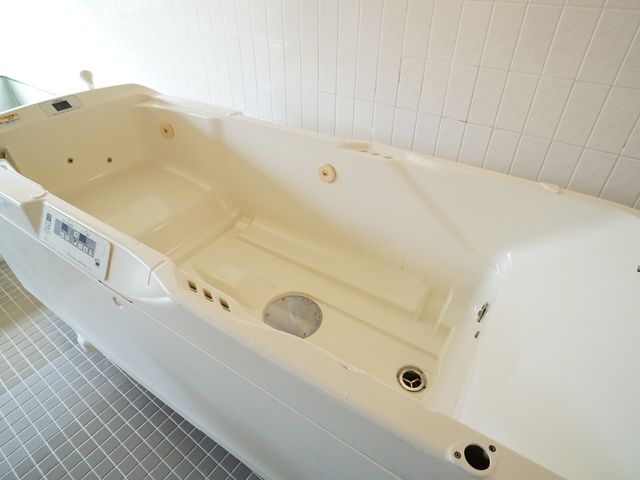 快適機能付き浴槽 浴室 最先端の機能を備え、利用者の安心と快適を支える浴槽です。