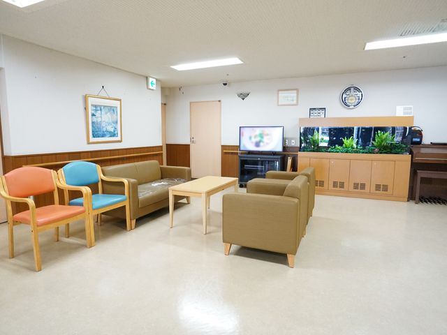 快適な共有スペース 共有スペース 明るく開放的なラウンジには、カラフルな椅子が並び、くつろぎの時間を過ごせそうです。