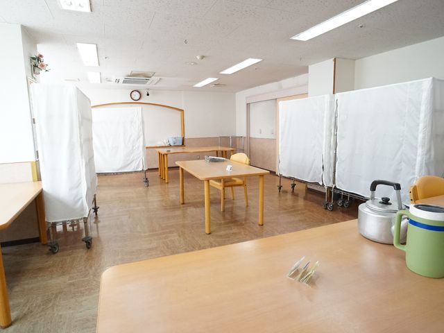 機能訓練室の様子 共有スペース 広々と清潔感のある空間で、日々の訓練が行われています。