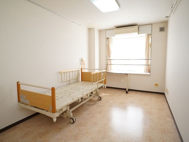 明るい居室の様子 居室 ゆとりのある空間が確保され、快適な個室での勤務が望めます。
