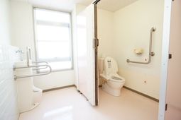 バリアフリートイレの明るい空間