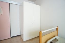 清潔な居室のクローゼット