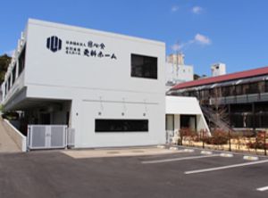 駐車場のある外観