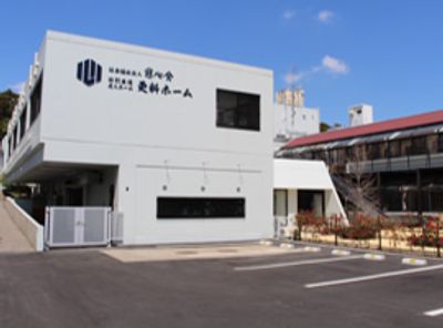 駐車場のある外観
