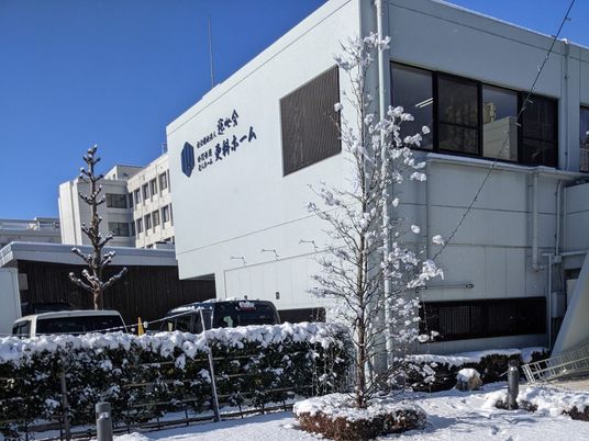 雪景色の建物外観  