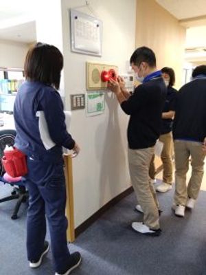 案内表示を確認する様子