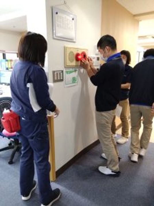 案内表示を確認する様子