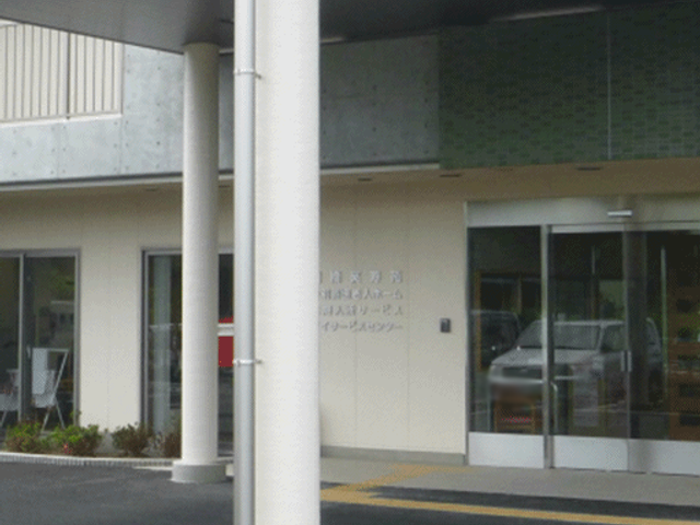 自動ドアの出入口 エントランス 広々としたエントランスは、自動ドアでスムーズに入れます。雨の日でも安心の設計です。
