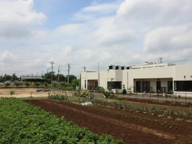 きれいな庭のある施設 中庭 広々とした庭が印象的な施設です。手入れの行き届いた緑や野菜畑が、心地よい日常を約束します。