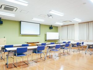 訓練用の机椅子が並ぶ多目的室  