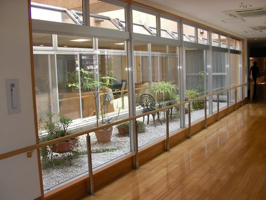 日差しが心地よい廊下