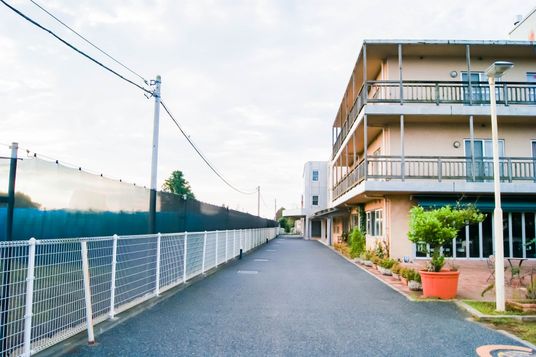 長い廊下に面した建物